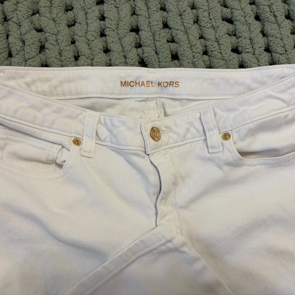 Michael Kors White Skinny Jeans – Size 8 – Gold Button Detail ✨🤍